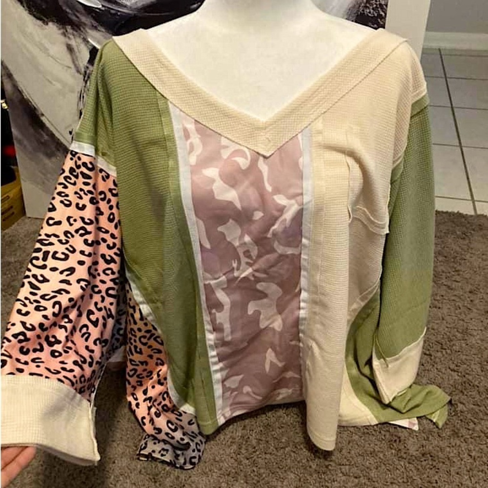 Wear on or off shoulders with this cute 3/4 sleeve leopard sweater